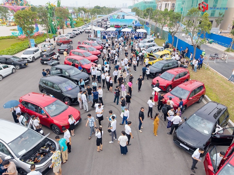 lễ bàn giao xe Vinfast Limo Green 2025